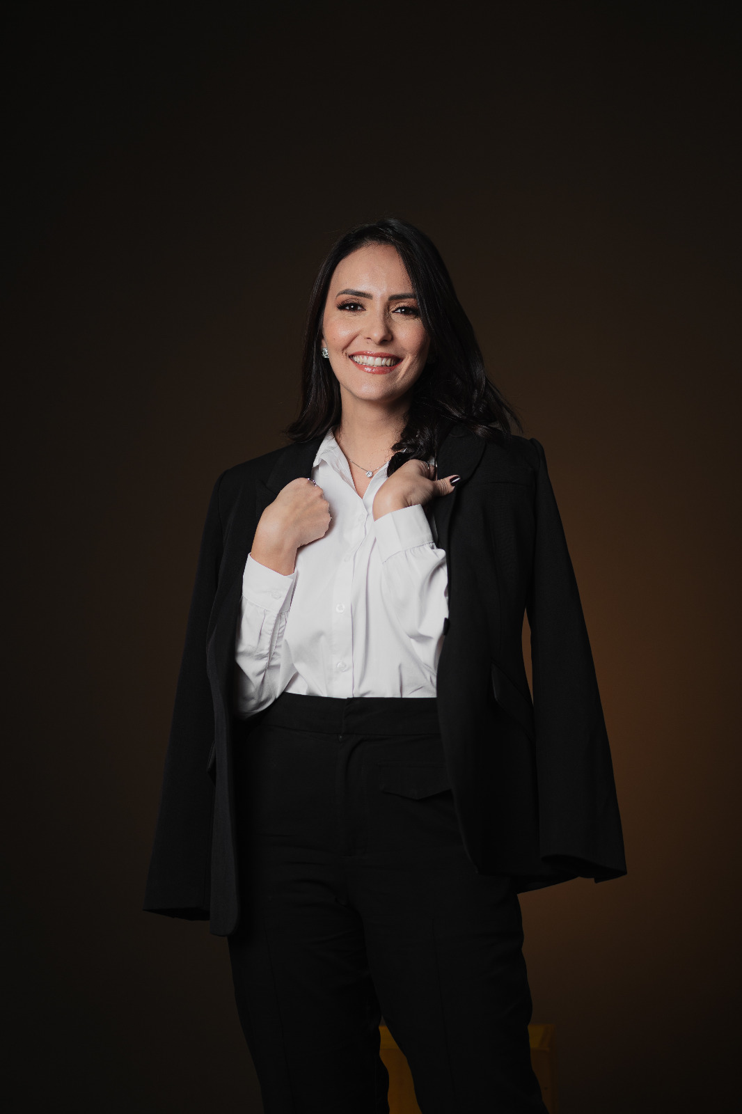 Natassia Tapxure em retrato profissional com traje social