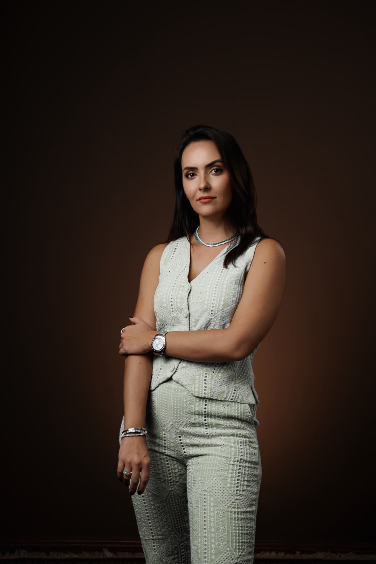 Retrato de Natassia Tapxure em pé, em ambiente de estúdio