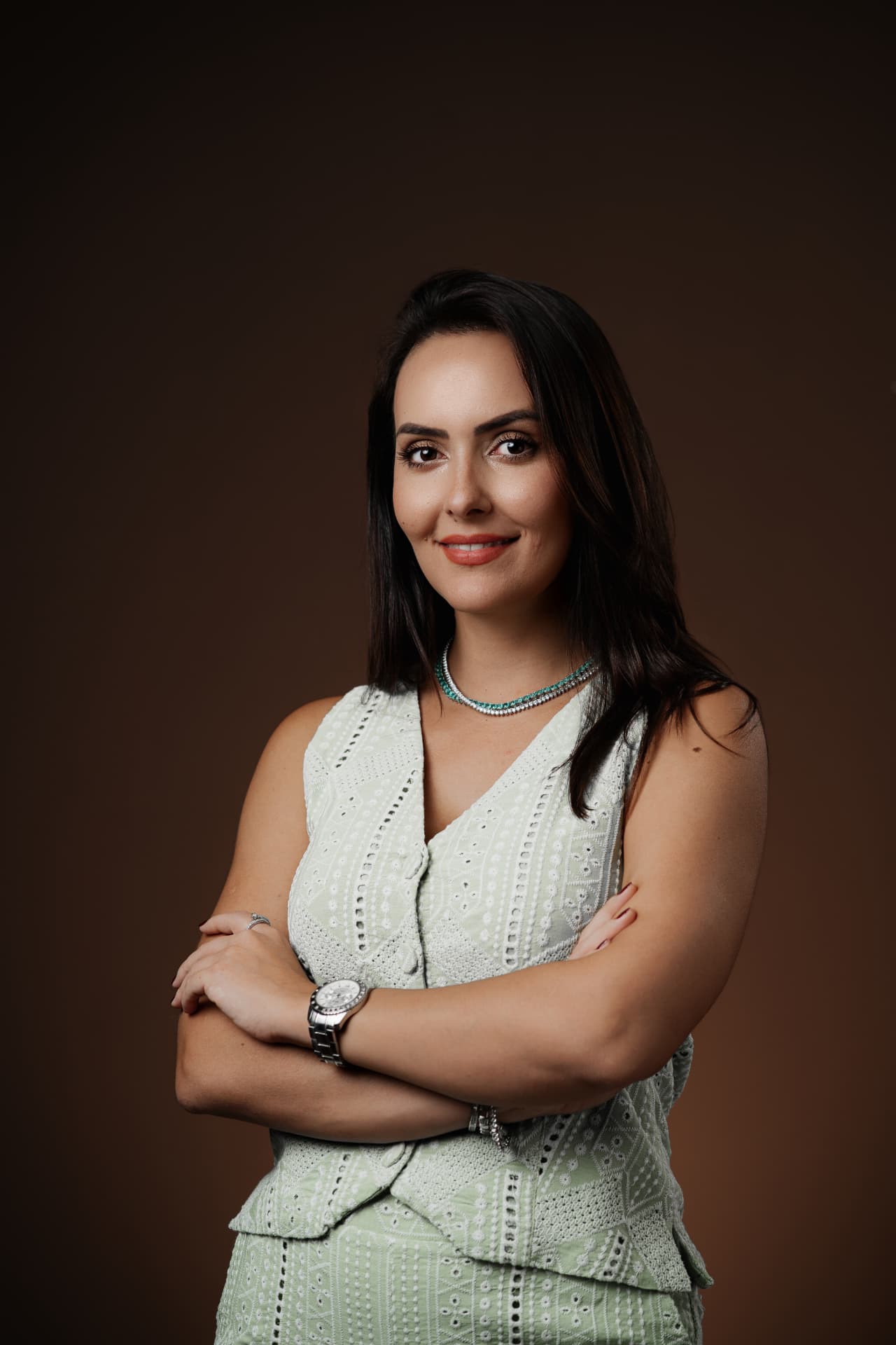 Retrato de Natassia Tapxure, advogada, de braços cruzados
