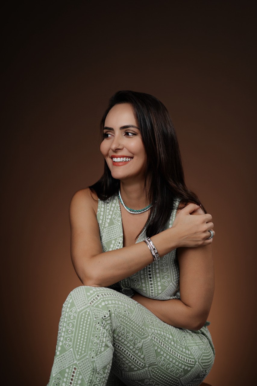Natassia Tapxure sorrindo, em retrato profissional